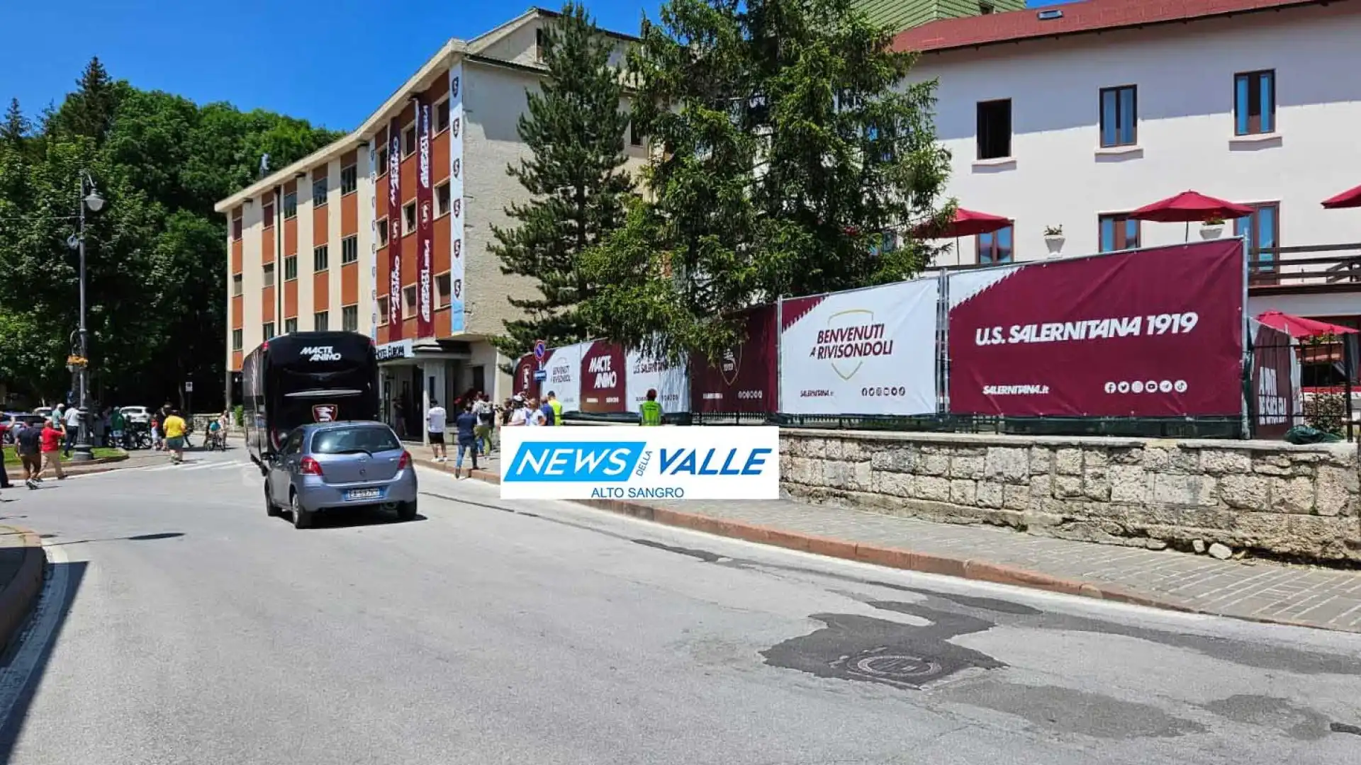 Rivisondoli: primo giorno di allenamento per la Salernitana sul terreno di gioco abruzzese. Guarda il video dell’arrivo all’impianto sportivo ed in città.